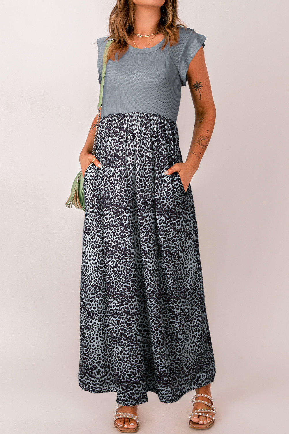 Vestido largo informal con bolsillos y mangas cortas y estampado de leopardo gris