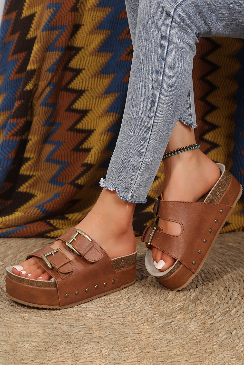 Sandalias de plataforma vintage con tachuelas y doble hebilla en color castaño