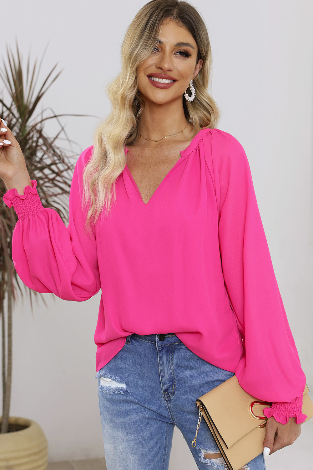 Blusa con escote en V, mangas abullonadas y plisada en rosa