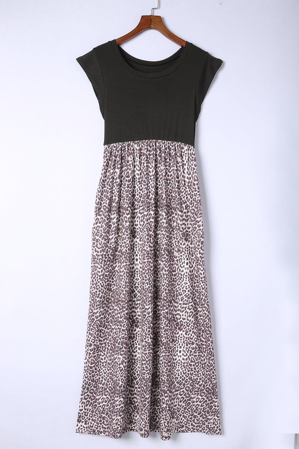 Vestido largo informal con bolsillos y mangas cortas y estampado de leopardo gris