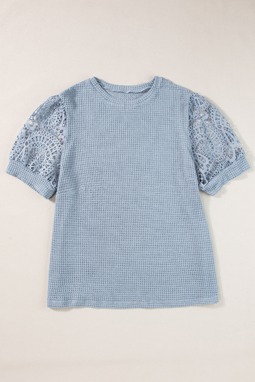 Camiseta de punto texturizado con mangas de encaje en talla grande de Ashleigh Blue