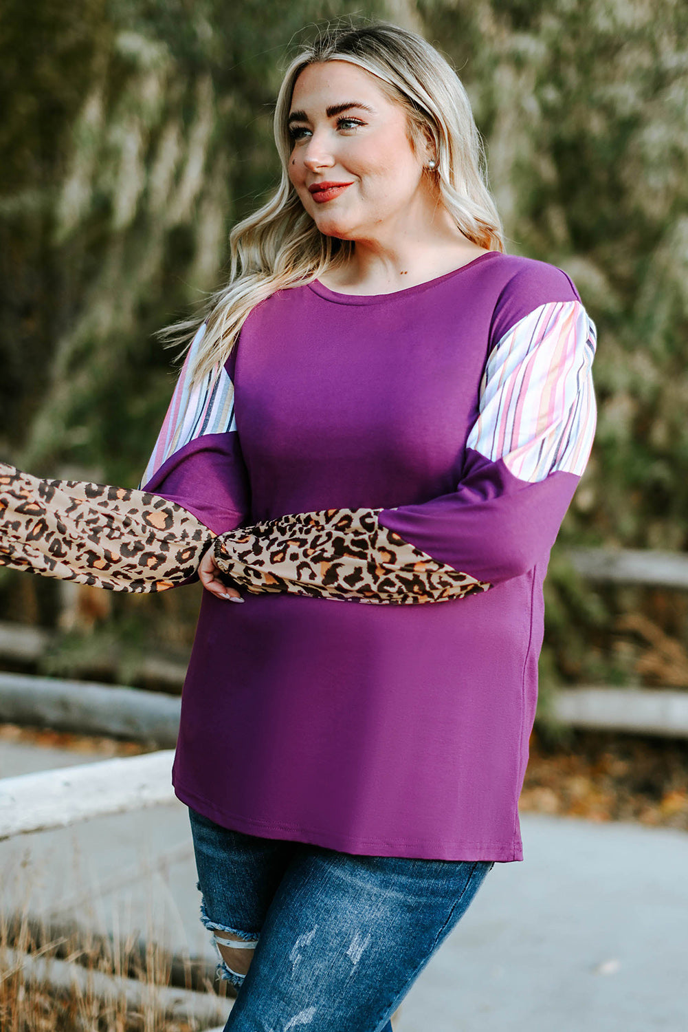 Blusa de talla grande con mangas a rayas de leopardo y bloques de color morado