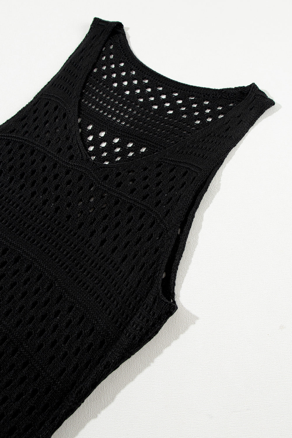 Vestido negro de crochet calado con aberturas