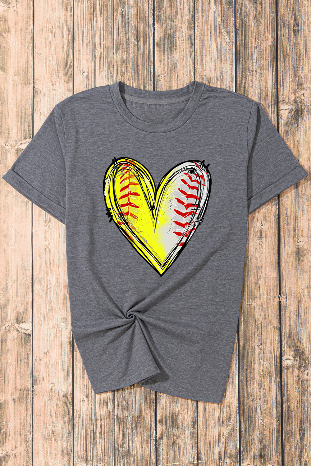 Camiseta de cuello redondo con estampado de corazón de béisbol gris