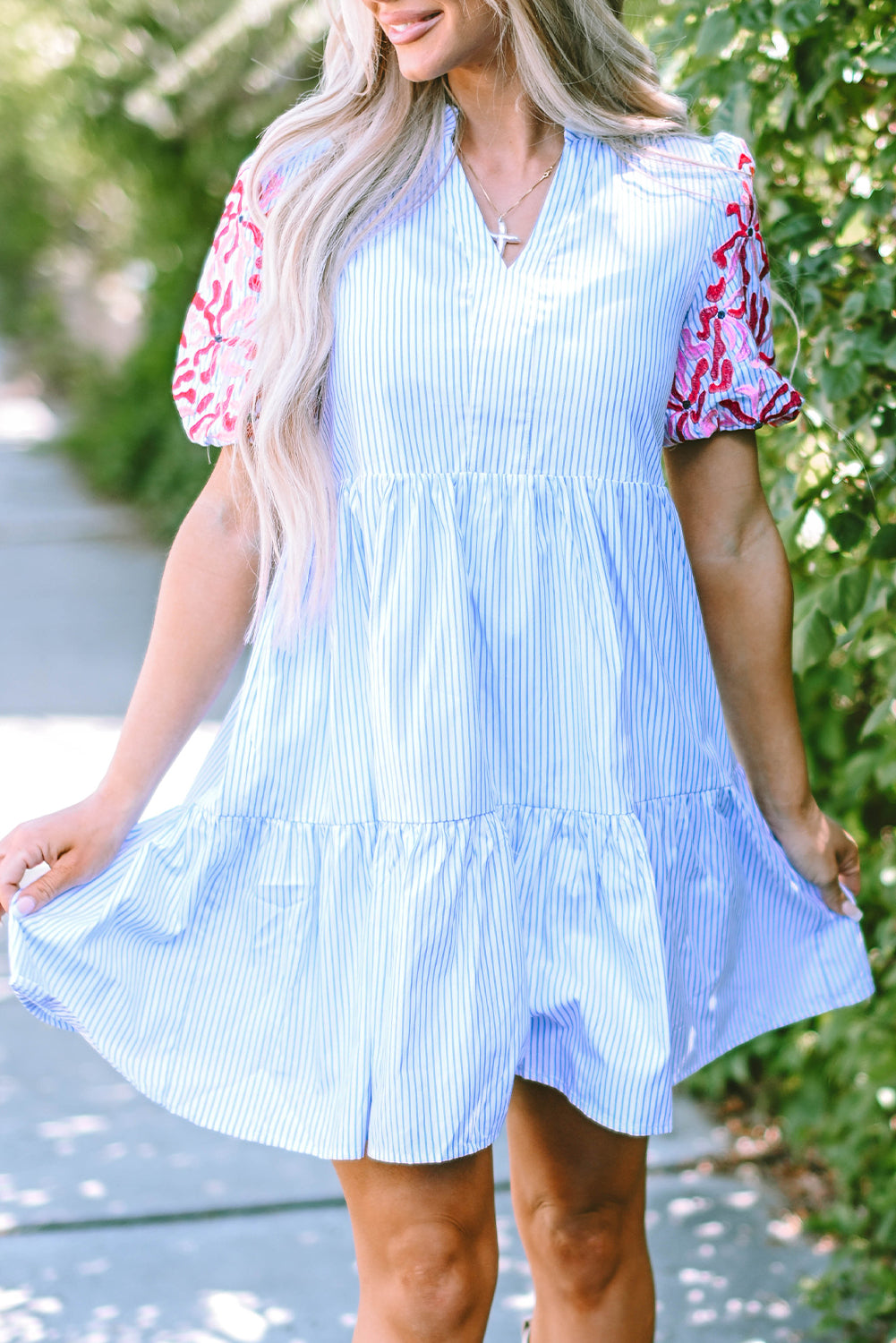 Vestido con volantes, mangas abullonadas y estampado floral de rayas en azul cielo