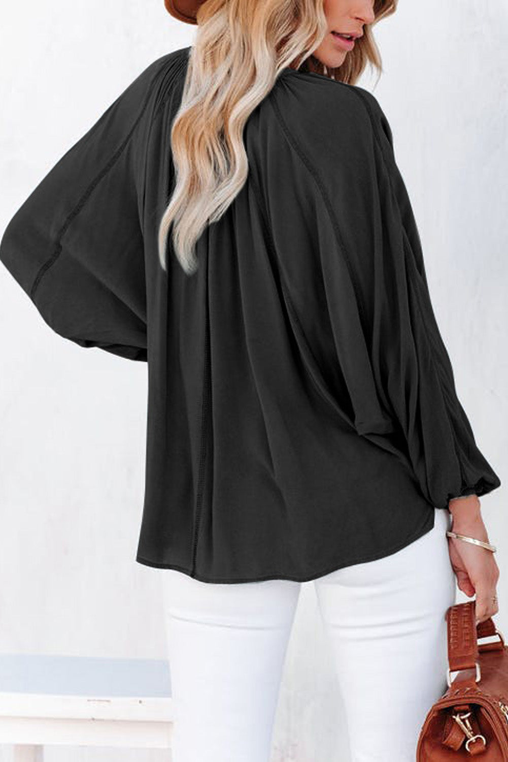 Blusa negra informal con escote en V y detalle plisado