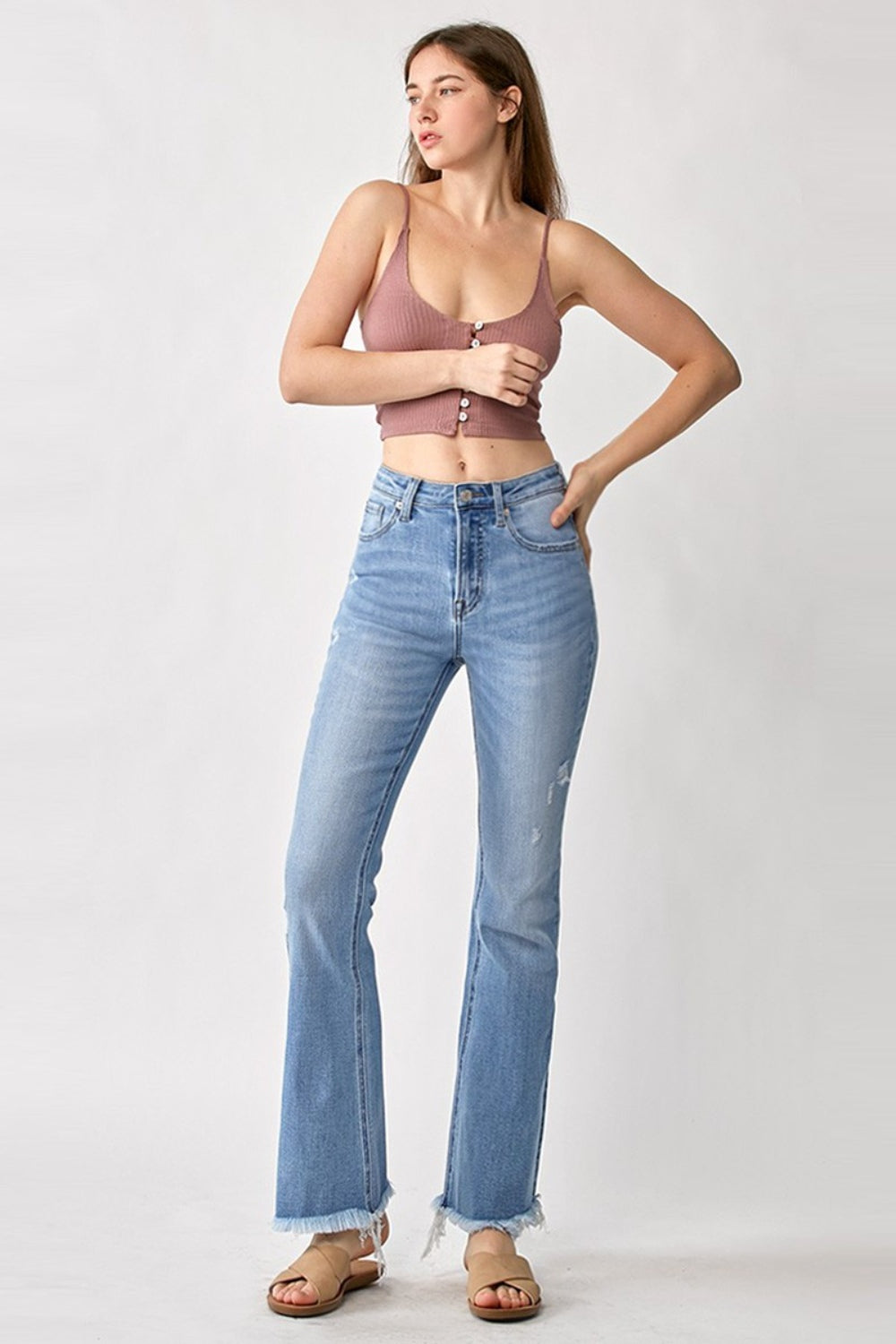 Vaqueros bootcut de tiro alto con dobladillo deshilachado RISEN | REG