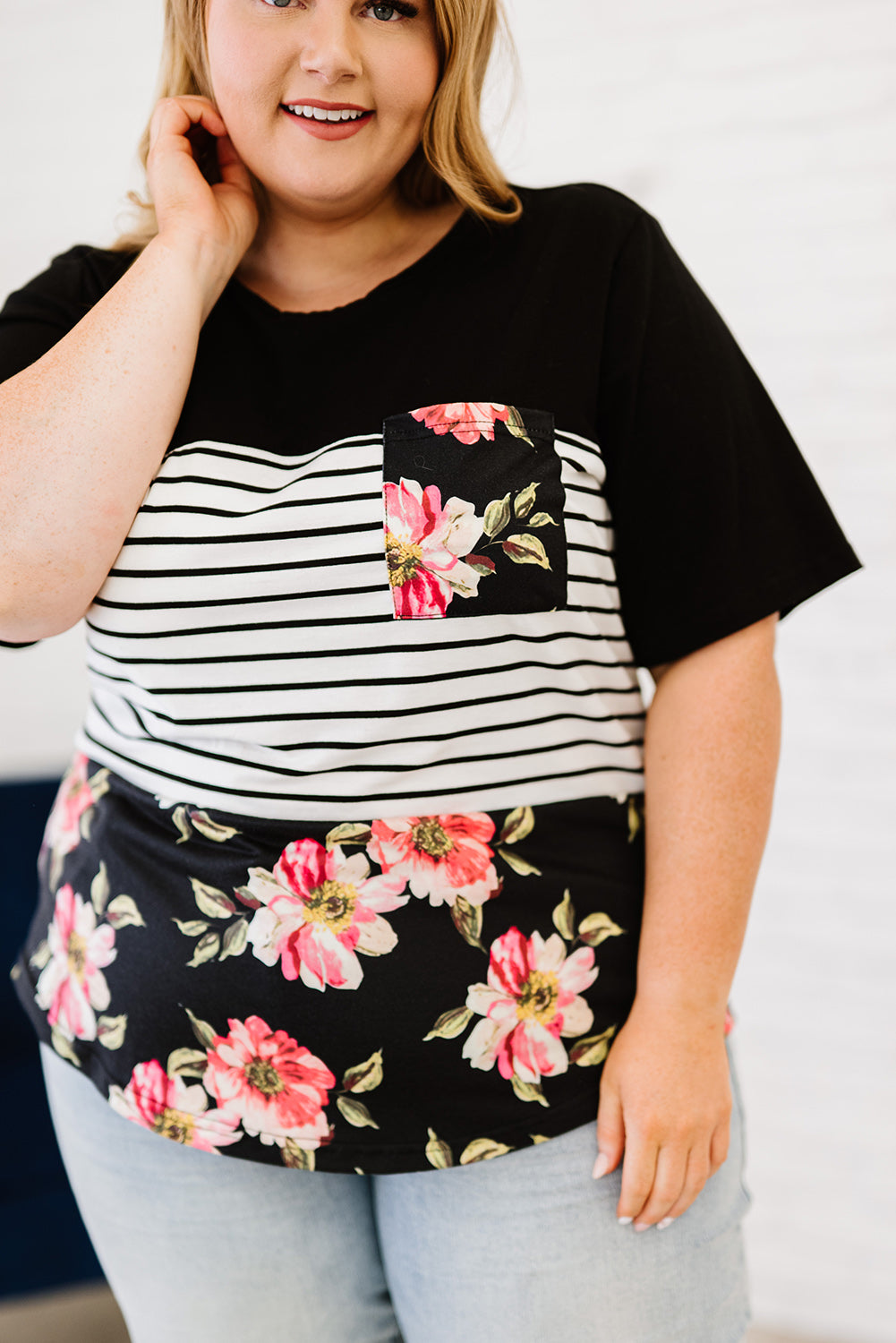 Blusa informal con estampado floral y rayas negras en talla grande