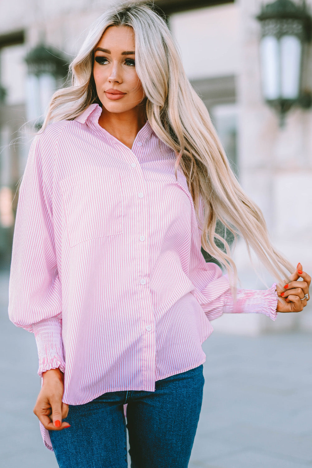 Camisa informal de rayas negras con puños fruncidos
