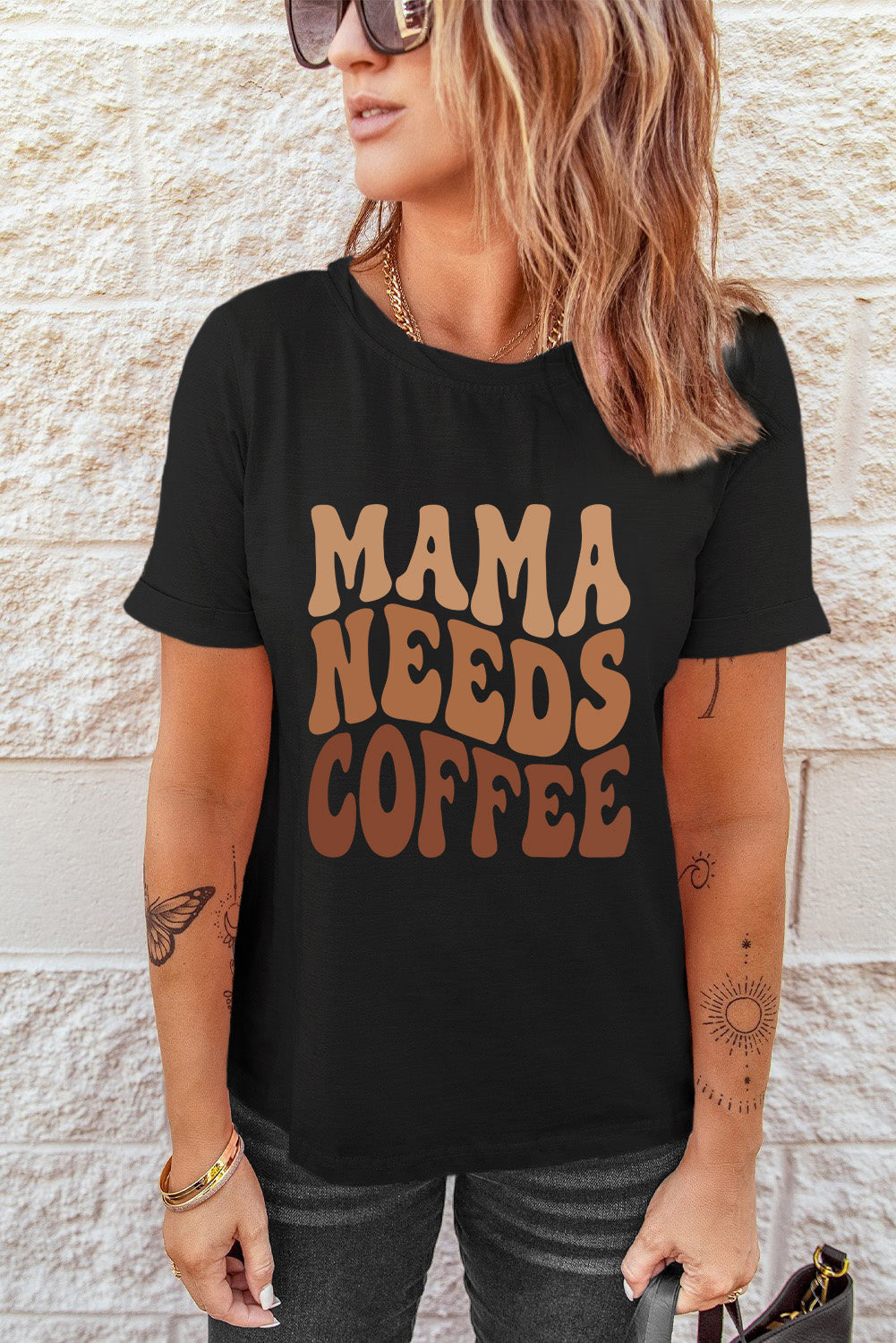 Camiseta gráfica negra MAMA NEEDS COFFEE