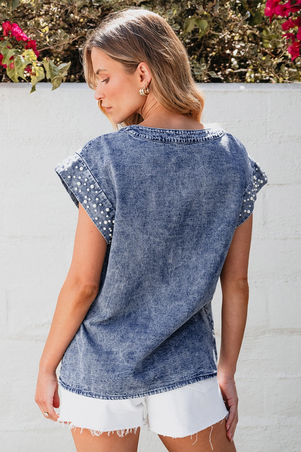 Blusa vaquera con cuello redondo y mangas cortas con ribete de perlas