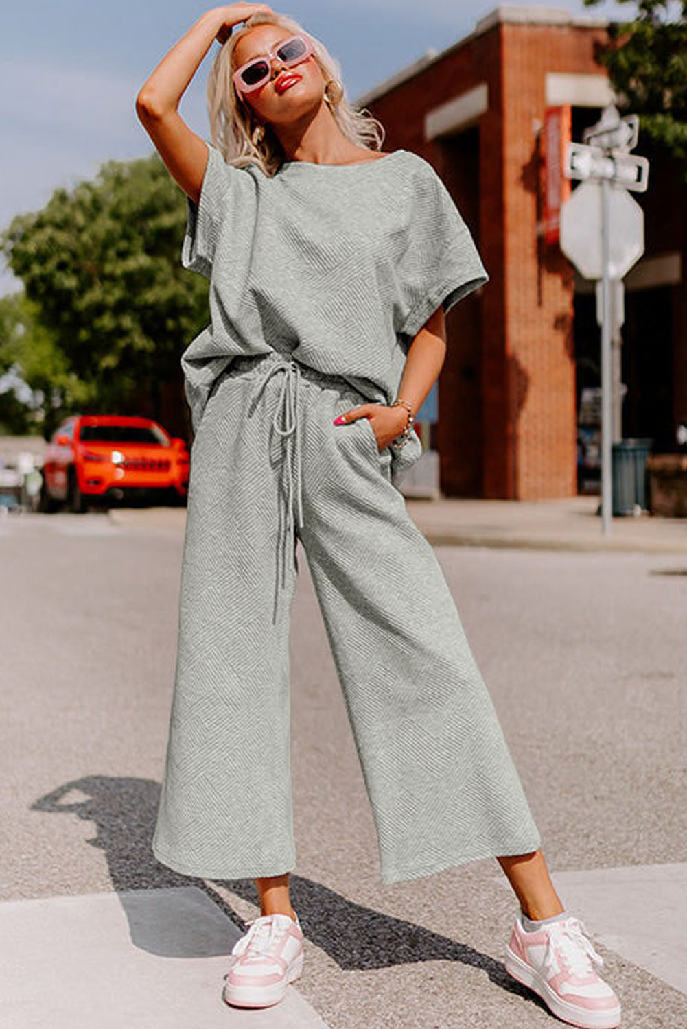 Conjunto de camiseta holgada con textura negra y pantalón con cordón