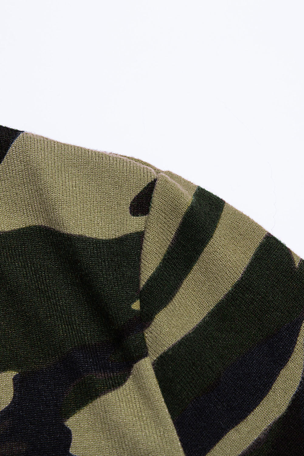 Cárdigan largo con estampado de camuflaje verde
