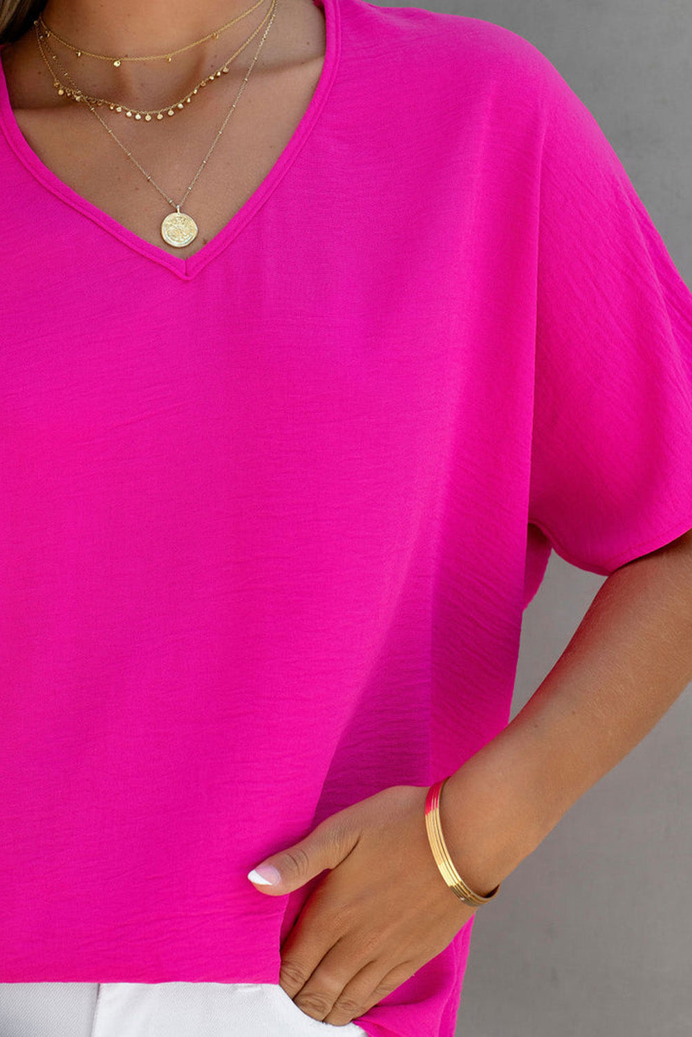 Blusa arrugada de manga corta con escote en V y talla grande en color rojo rosa