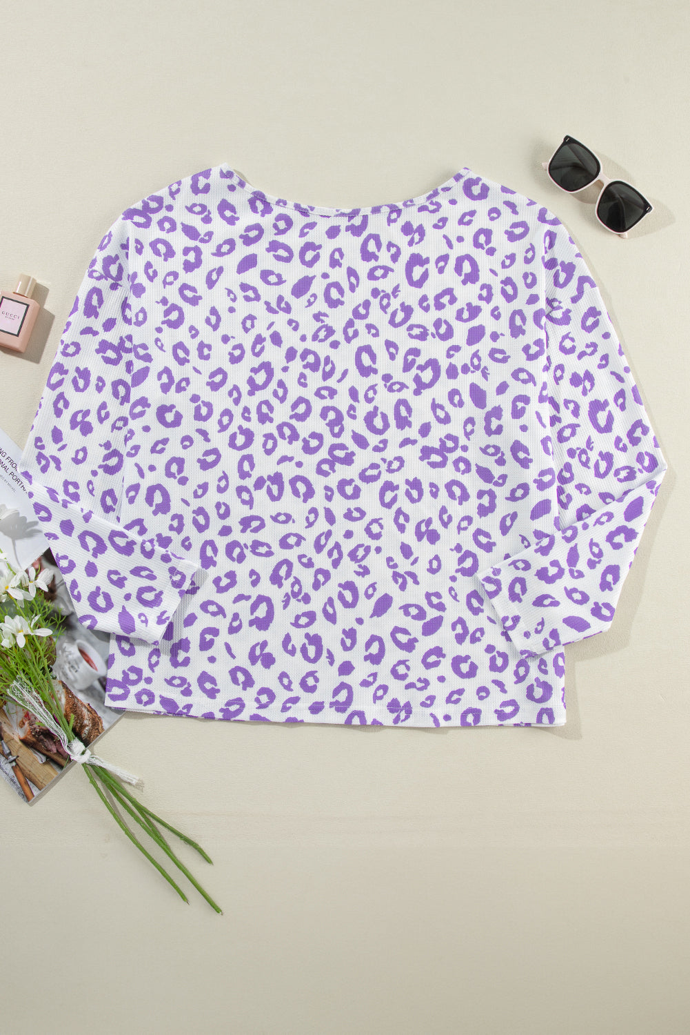 Blusa de punto gofre con hombros caídos y escote barco con estampado de leopardo morado en talla grande