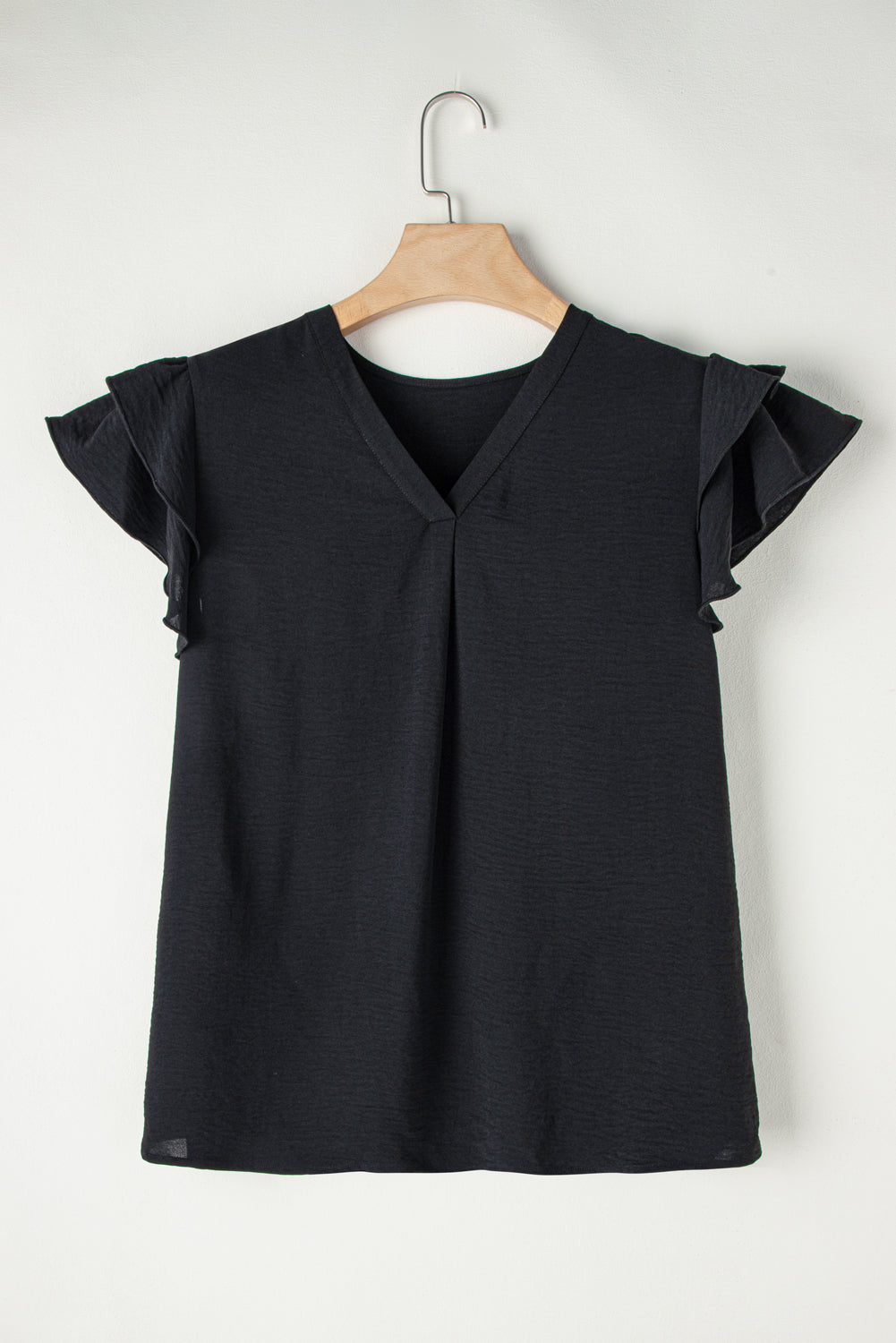 Blusa negra con cuello en V y mangas cortas con volantes en talla grande