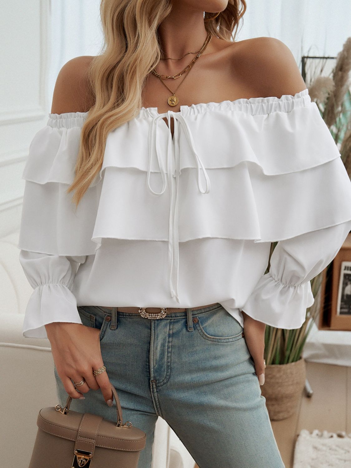 Blusa con hombros descubiertos y mangas con volantes