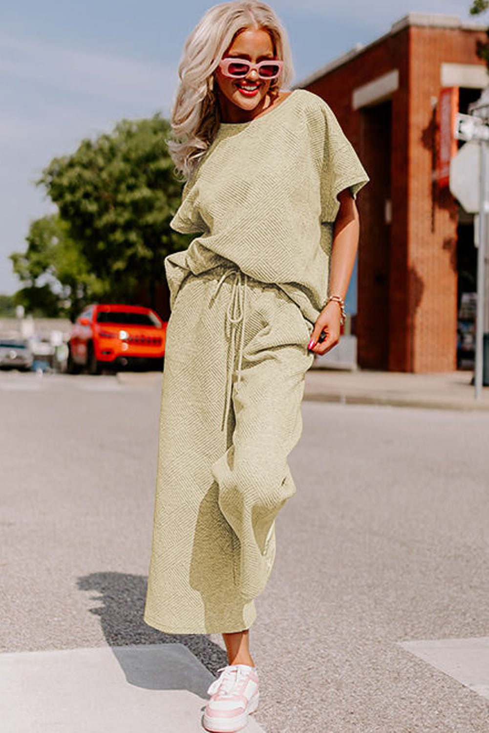 Conjunto de camiseta holgada con textura negra y pantalón con cordón