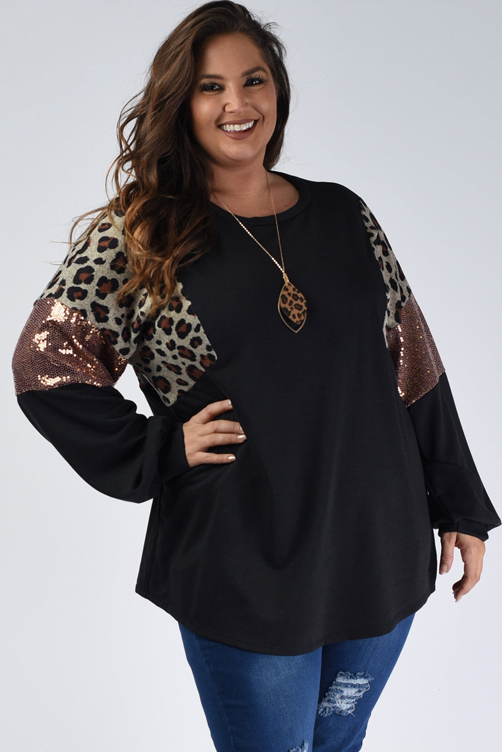 Blusa negra de manga larga con parches de lentejuelas y estampado de leopardo en talla grande