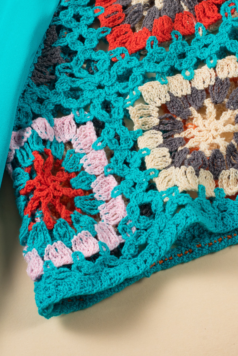 Camiseta con mangas de crochet y estampado floral ahuecado estilo boho turquesa