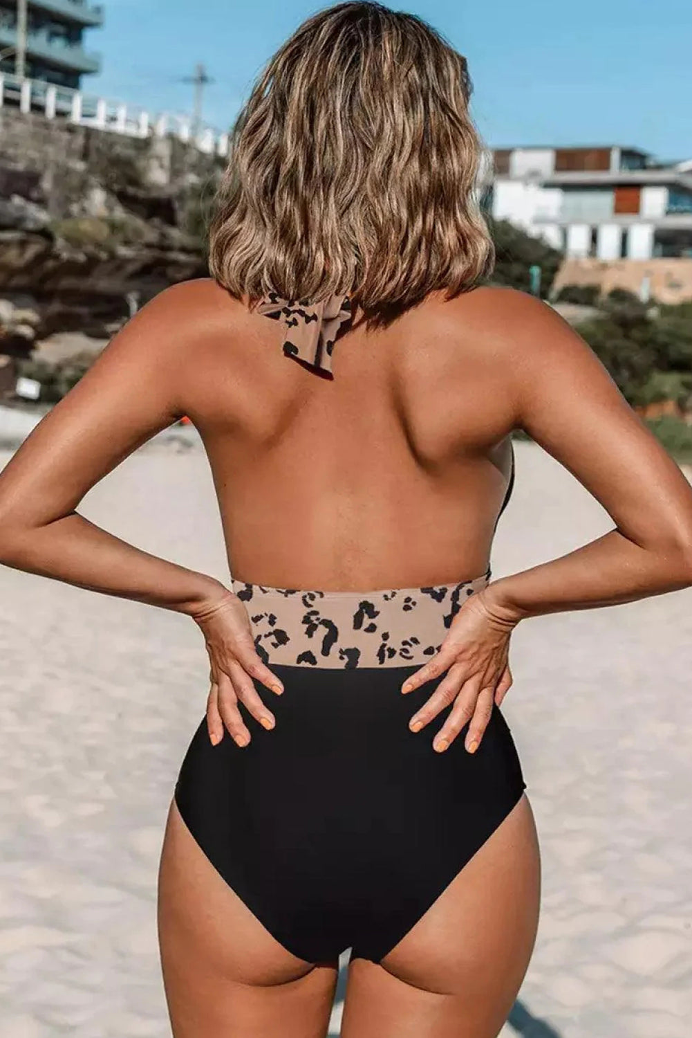 Traje de baño de una pieza con escote en V profundo, espalda descubierta y cuello halter de leopardo negro