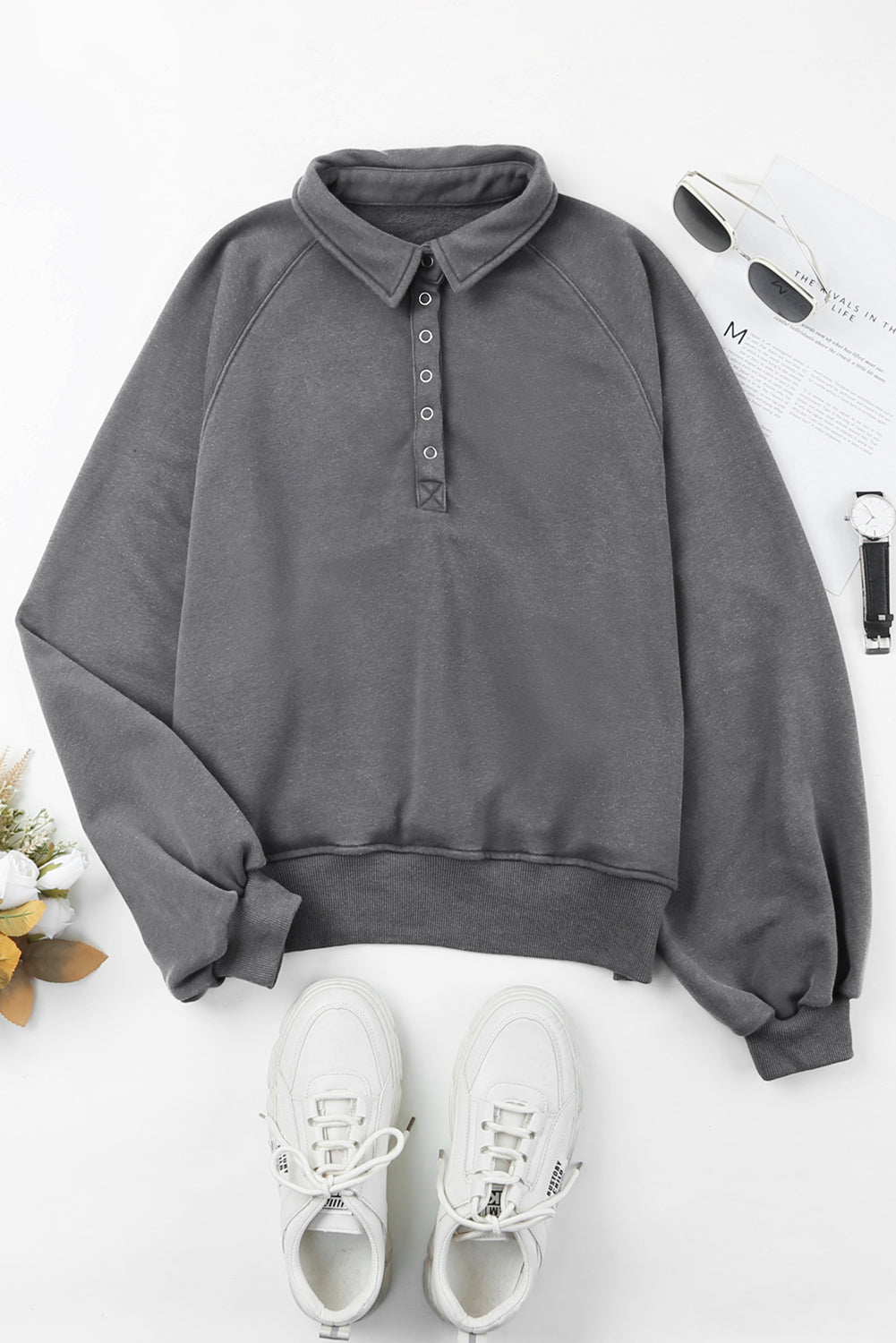 Sudadera informal gris lavada con botones a presión