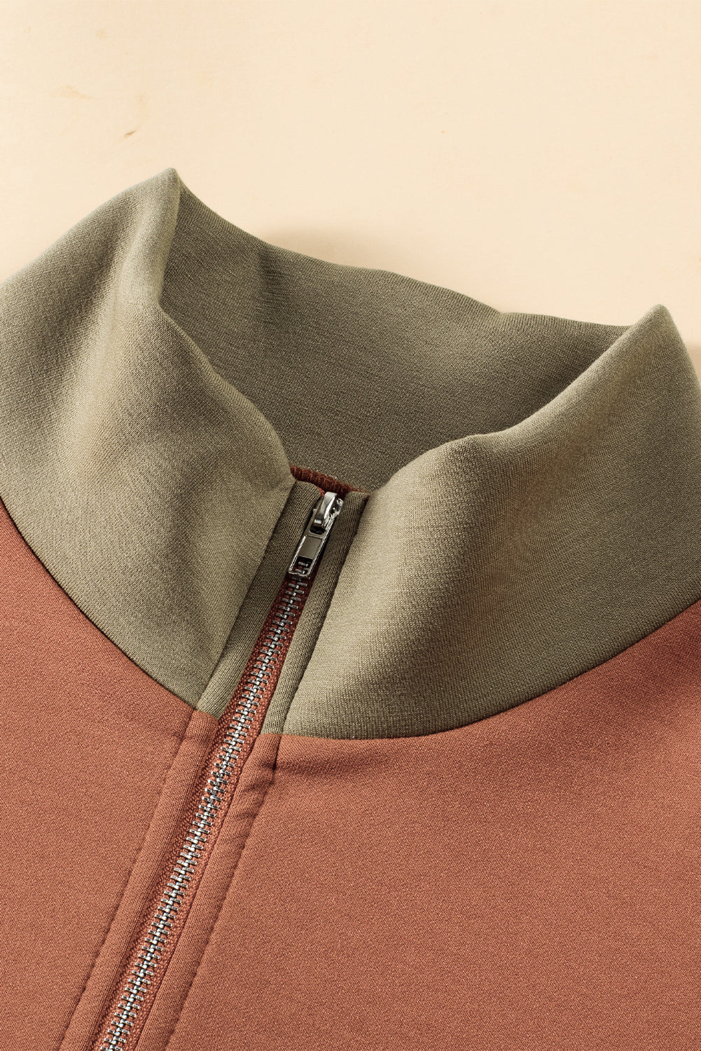 Sudadera con cremallera de un cuarto y costuras expuestas en bloques de color de talla grande Gold Flame