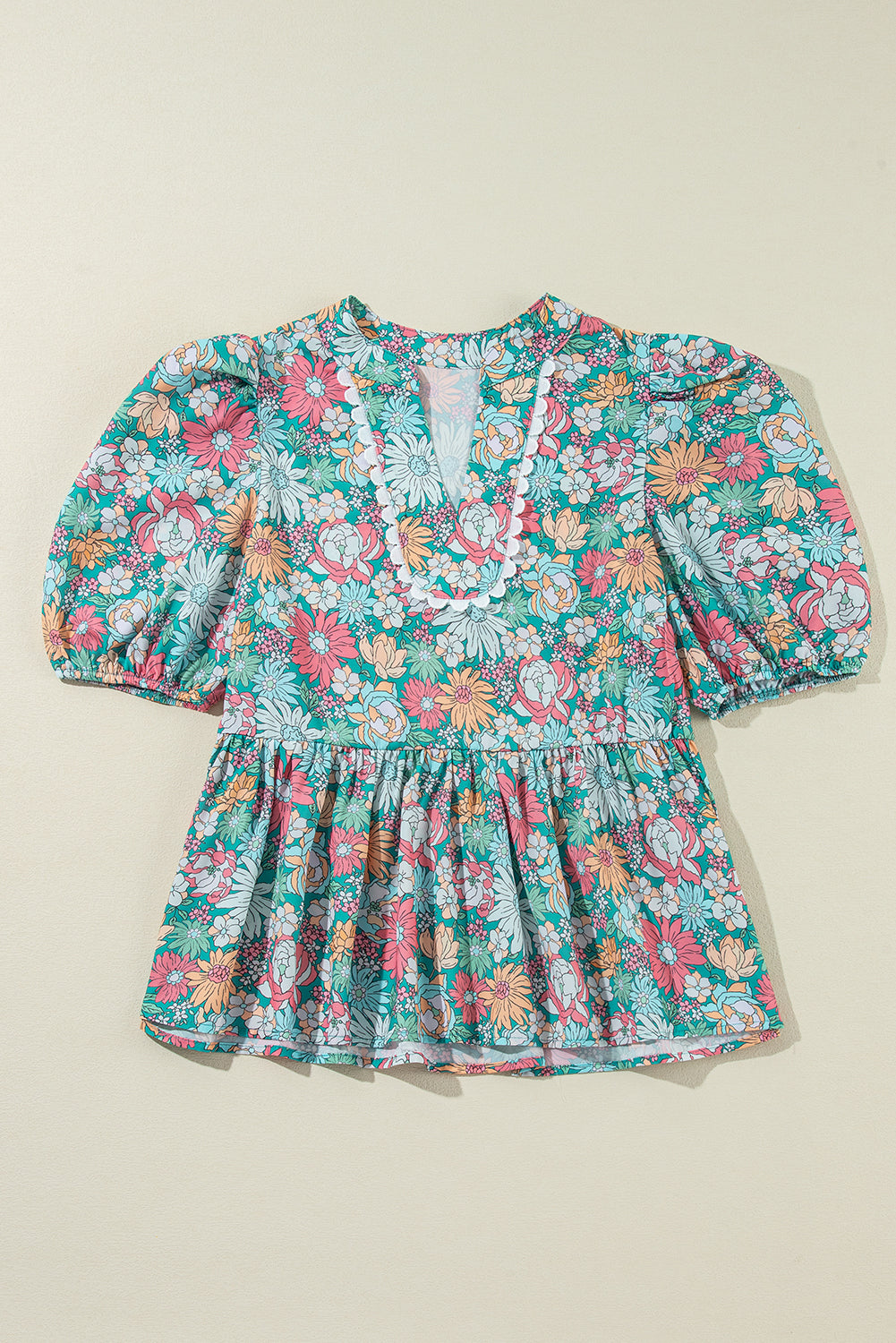 Blusa peplum bohemia con escote en V y mangas cortas abullonadas con estampado floral multicolor