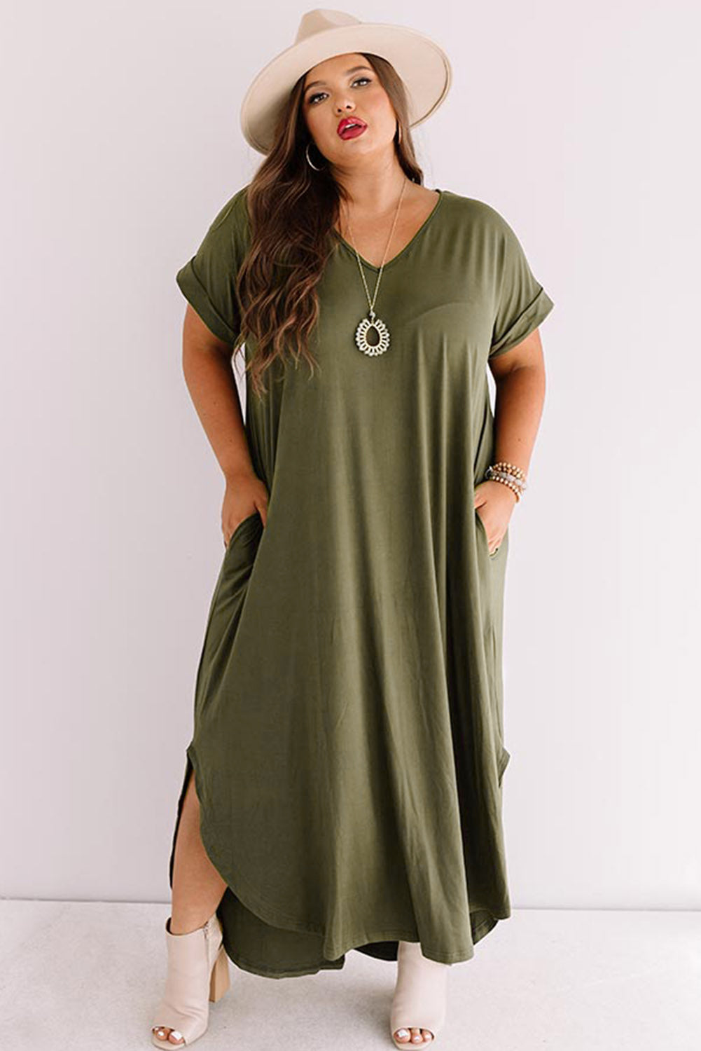 Vestido largo verde con escote en V y puños enrollados en talla grande