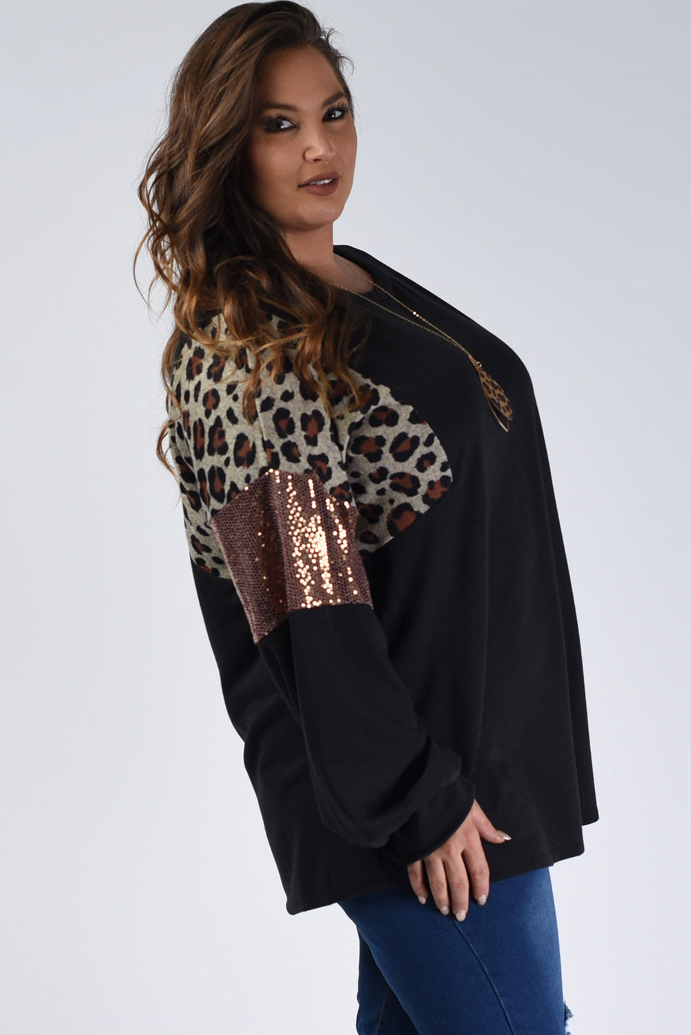 Blusa negra de manga larga con parches de lentejuelas y estampado de leopardo en talla grande