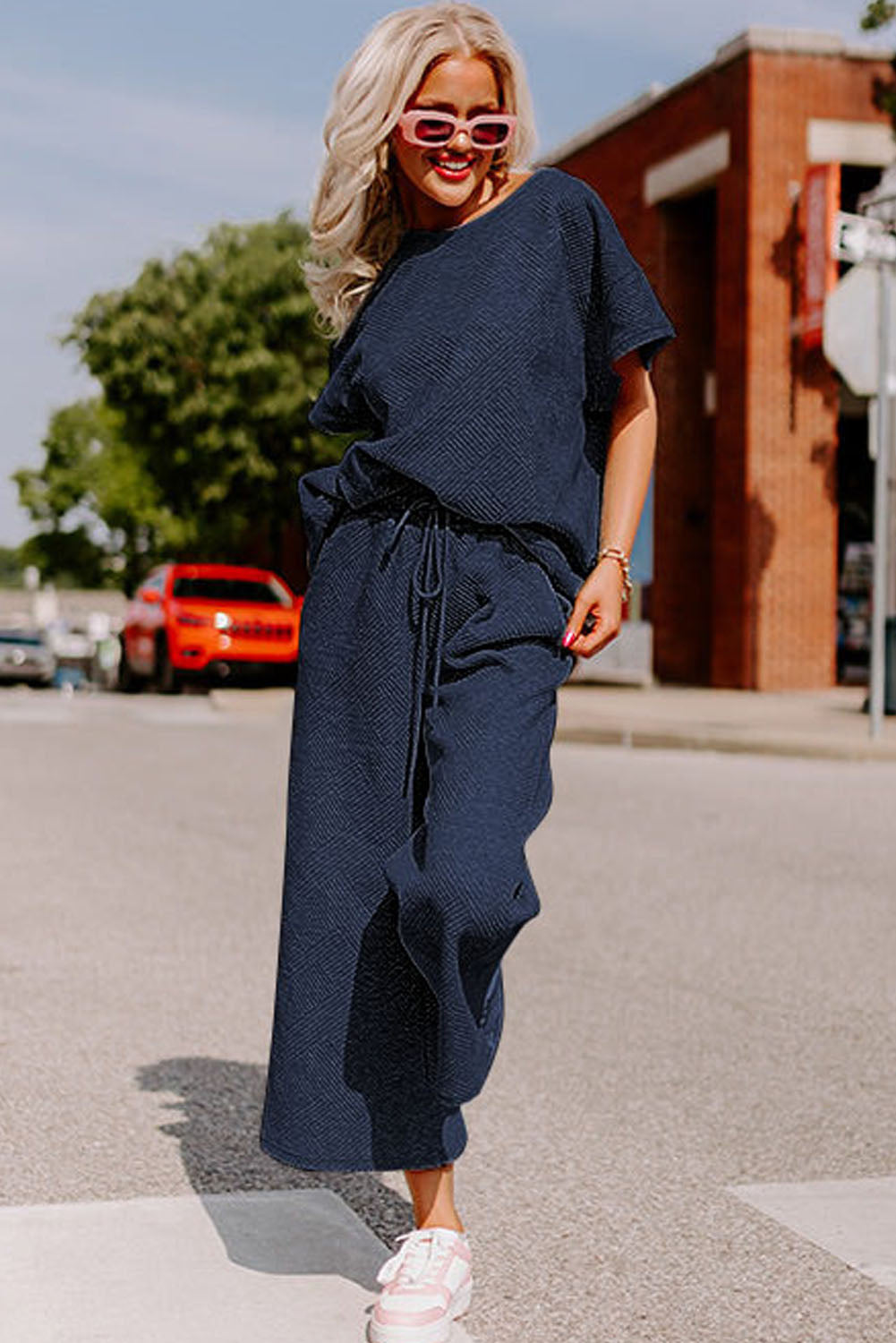 Conjunto de camiseta holgada con textura negra y pantalón con cordón