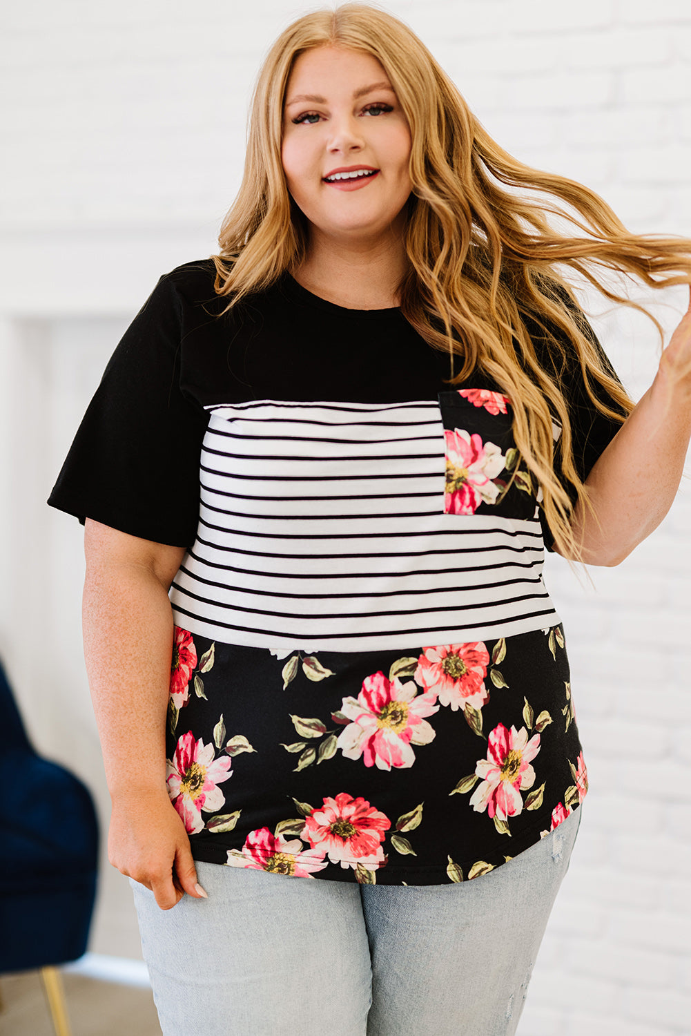 Blusa informal con estampado floral y rayas negras en talla grande