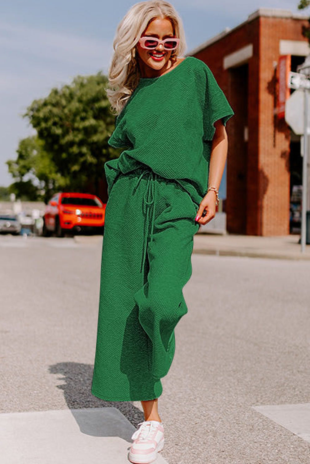 Conjunto de camiseta holgada con textura negra y pantalón con cordón