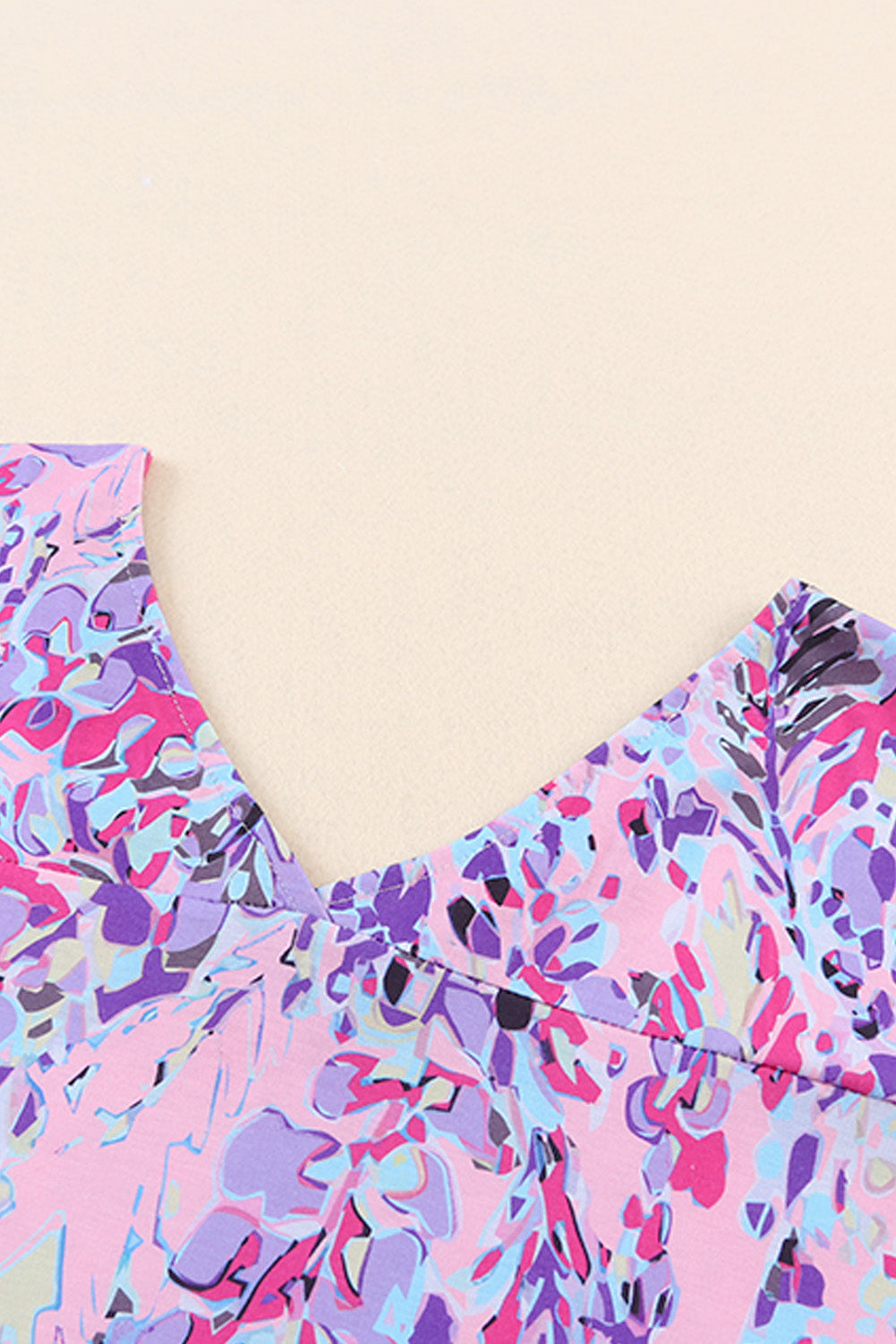 Camiseta de cuello en V y manga corta con estampado floral abstracto en azul pastel