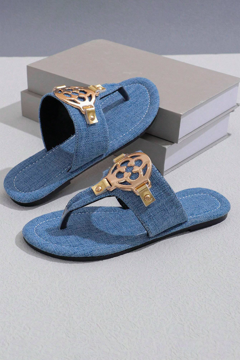 Sandalias de cuero con tiras decorativas de metal estilo vintage en color azul crepúsculo