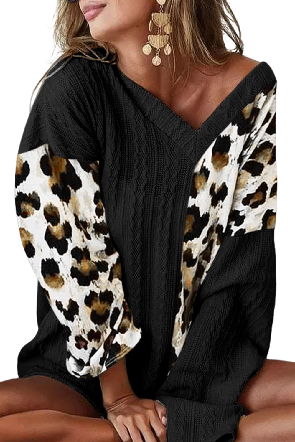 Blusa de manga larga con cuello en V y estampado de leopardo en bloques de color beige