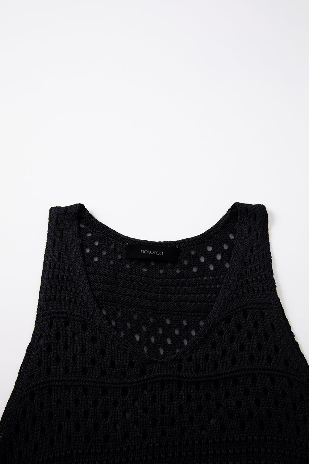 Vestido negro de crochet calado con aberturas