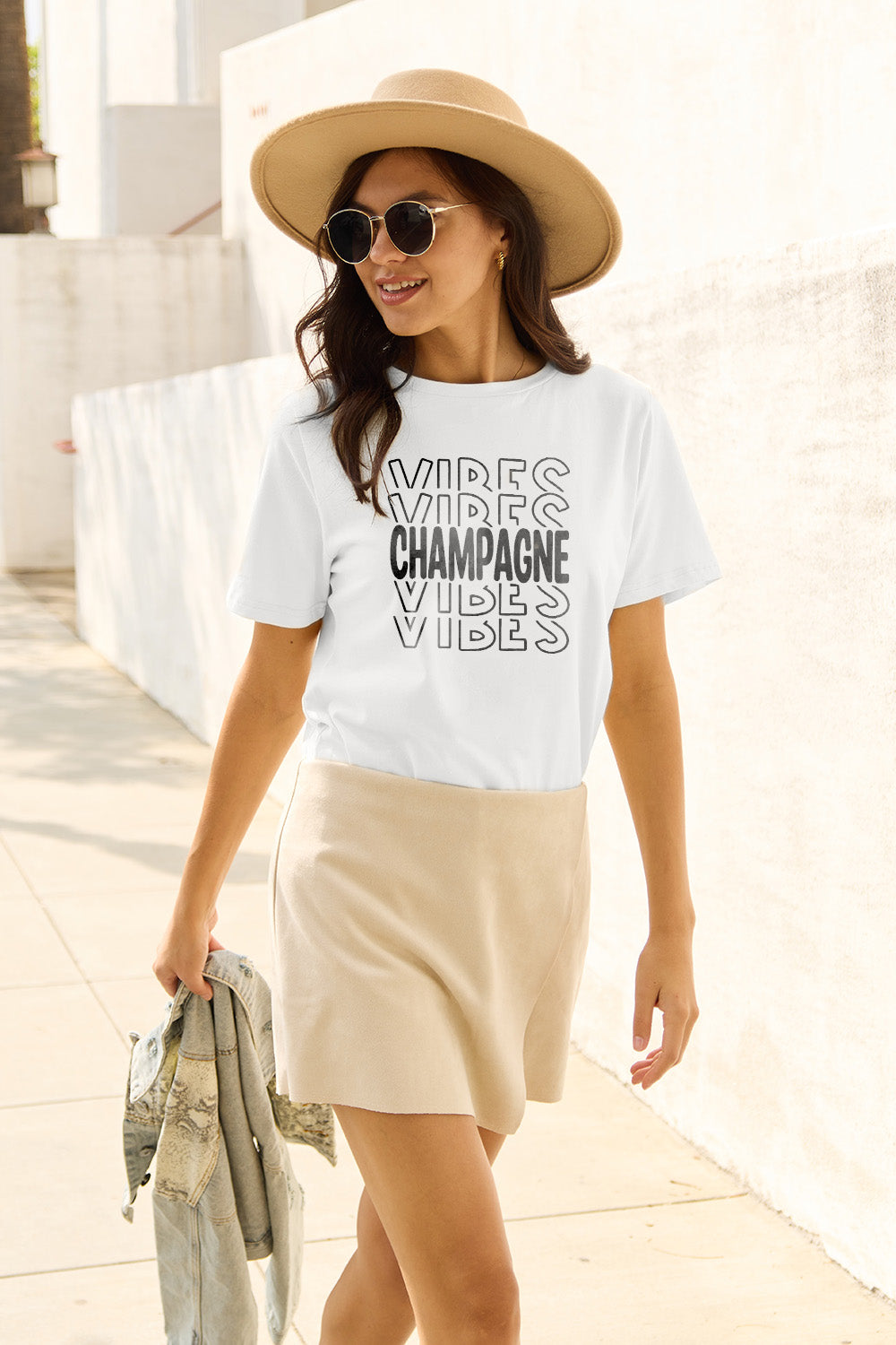 Camiseta de manga corta CHAMPAGNE VIBES de Simply Love en talla grande