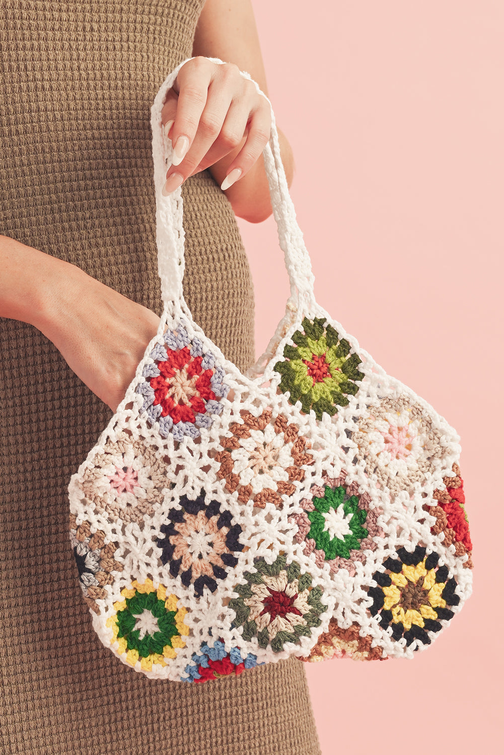 Bolso de mano retro ahuecado de crochet con diseño floral bohemio blanco