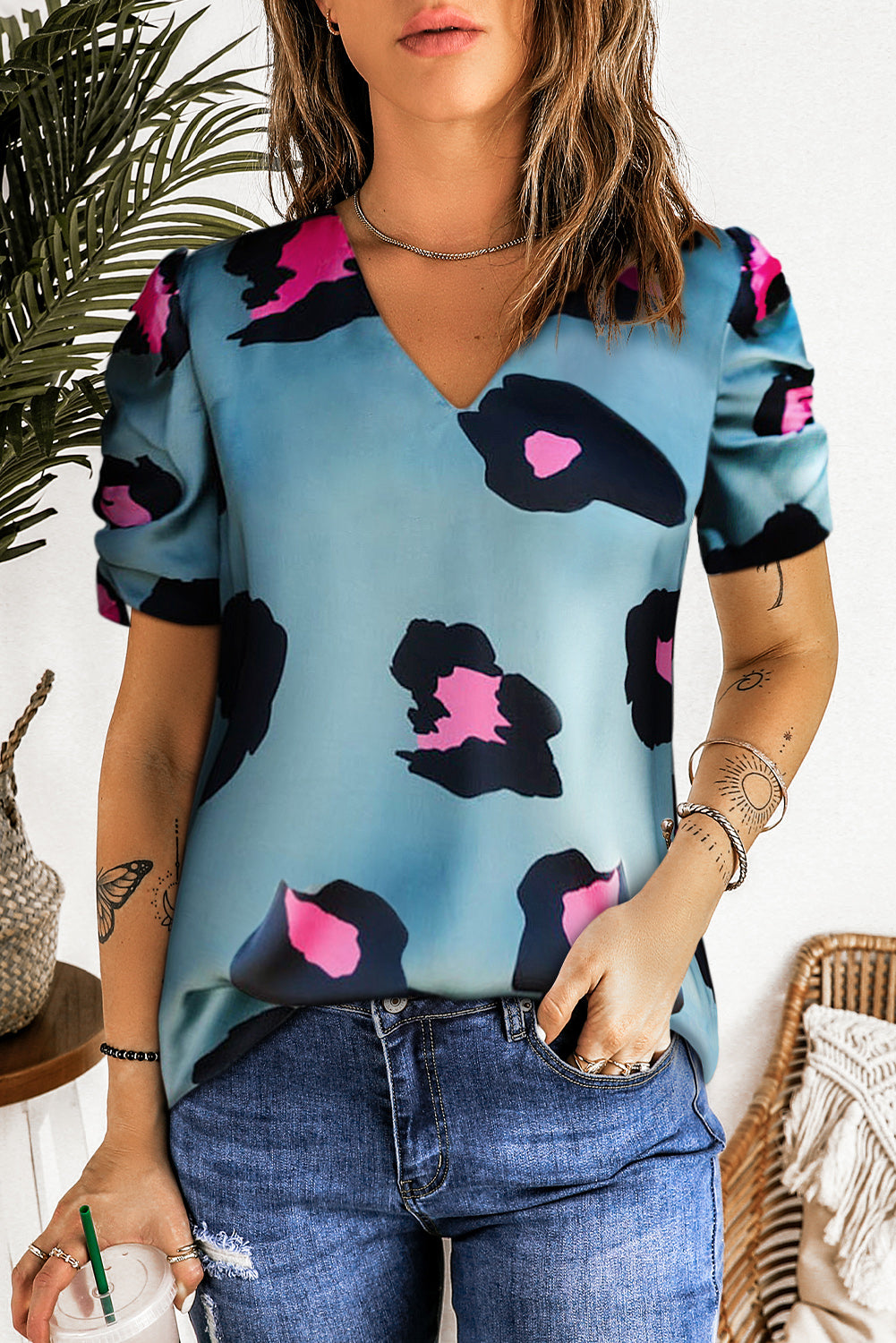 Blusa de manga corta con estampado de leopardo, fruncida, cuello en V y mangas cortas en azul