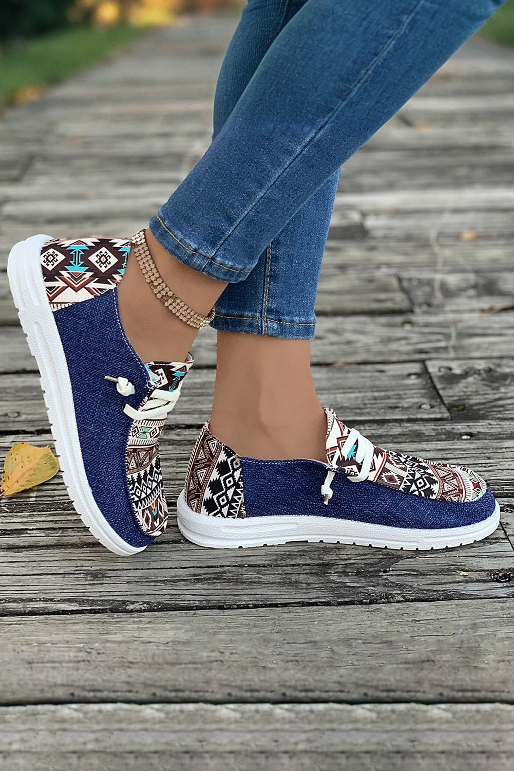 Zapatos de lona con cordones y diseño de patchwork azteca vintage en color azul Ashleigh