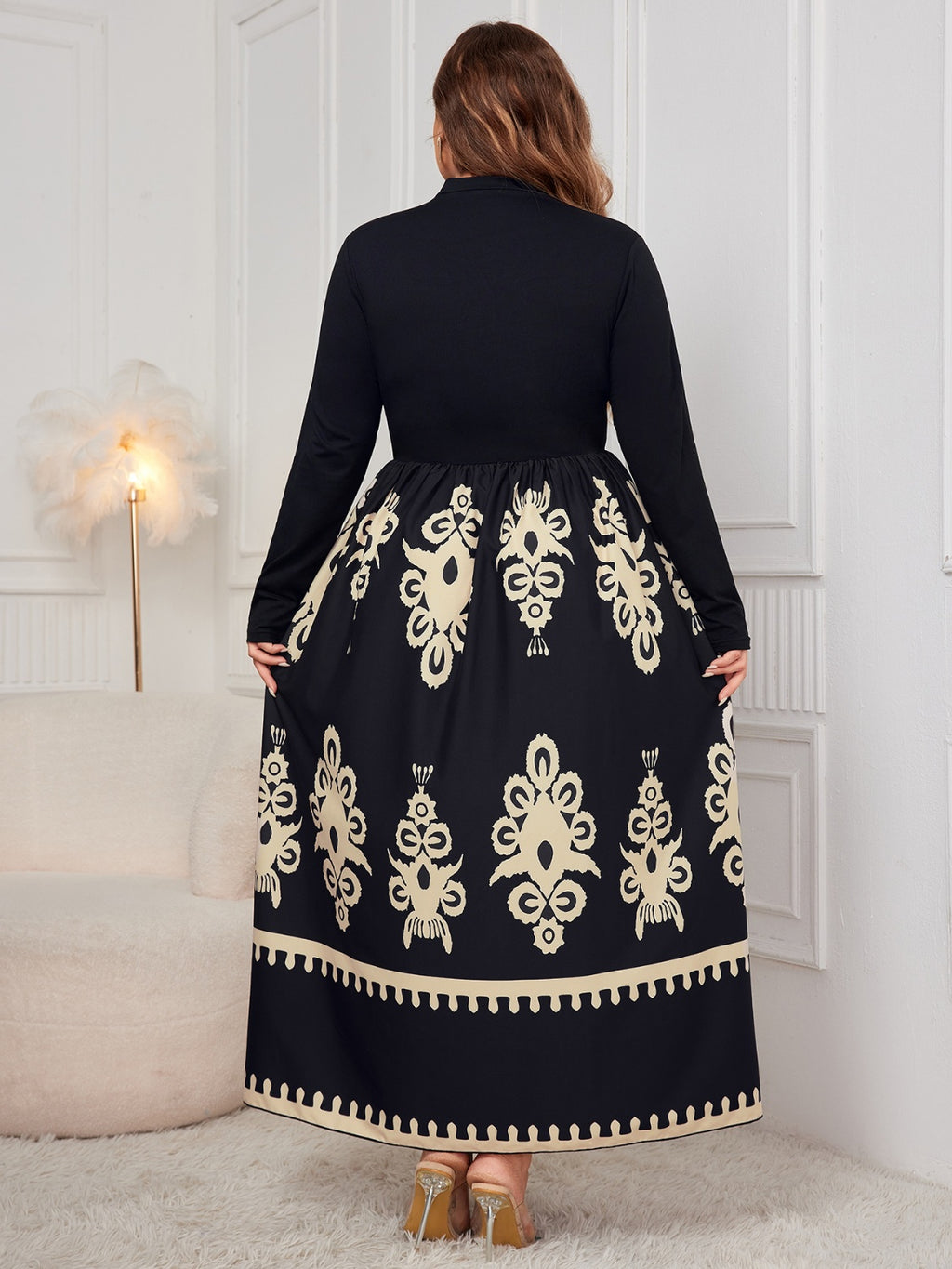 Vestido de manga larga con cuello alto y estampado de talla grande
