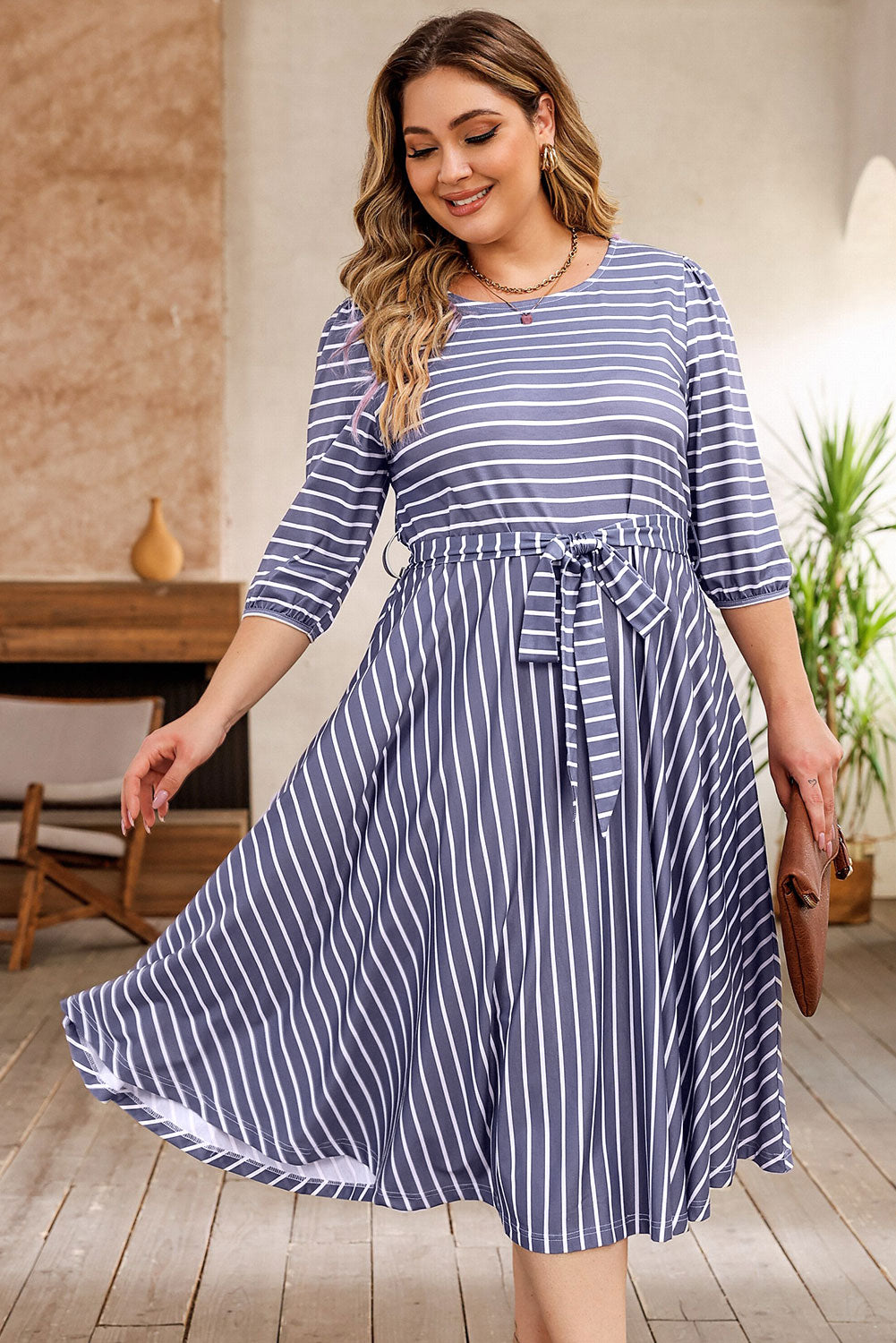 Vestido de talla grande con mangas 3/4 y cintura con lazo a rayas grises 