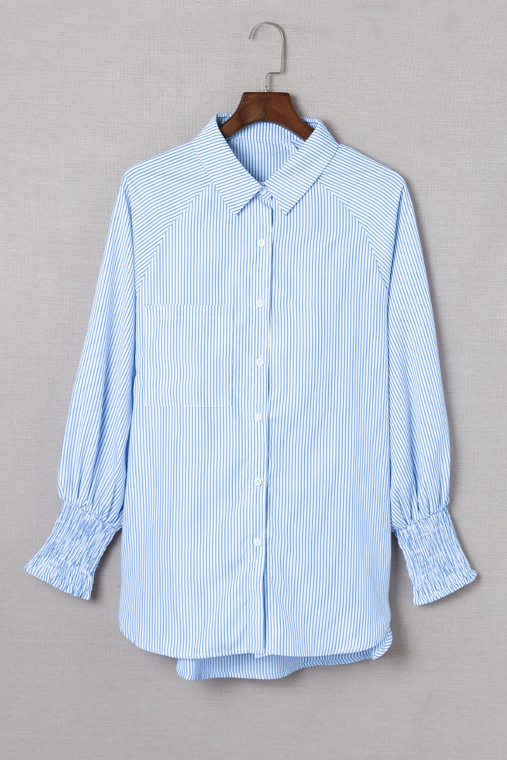 Camisa informal de rayas negras con puños fruncidos