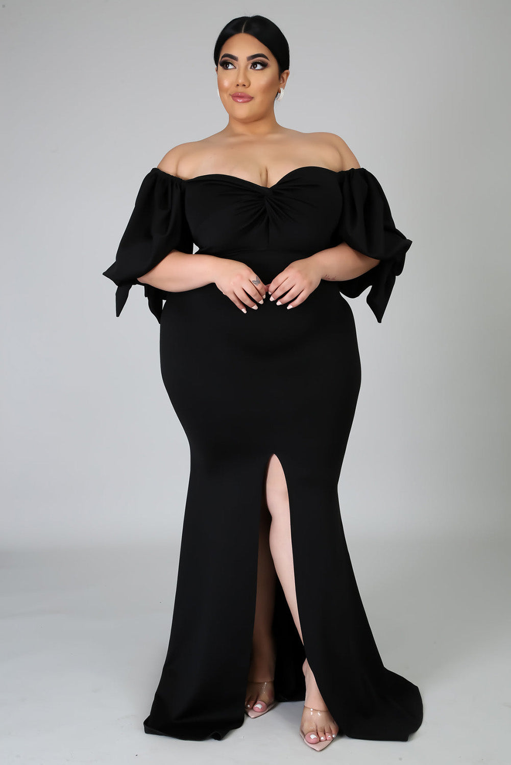 Vestido largo con abertura alta, mangas abullonadas y lazo en rosa en talla grande