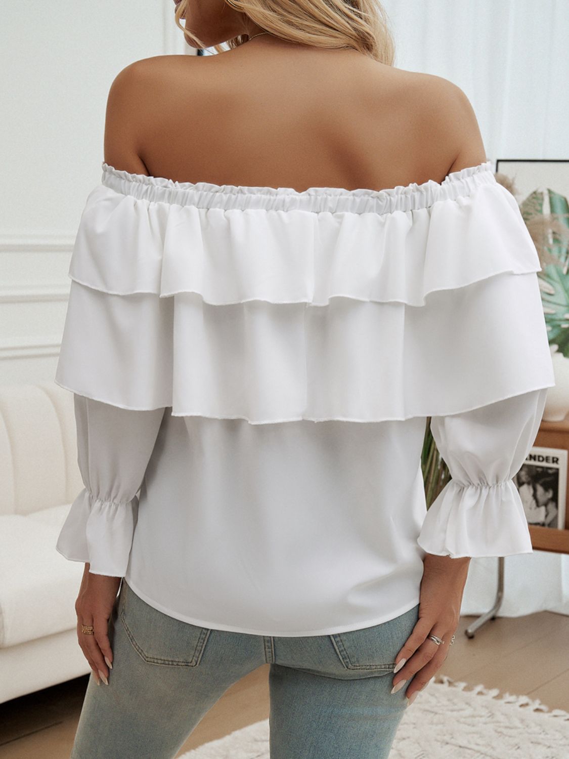 Blusa con hombros descubiertos y mangas con volantes