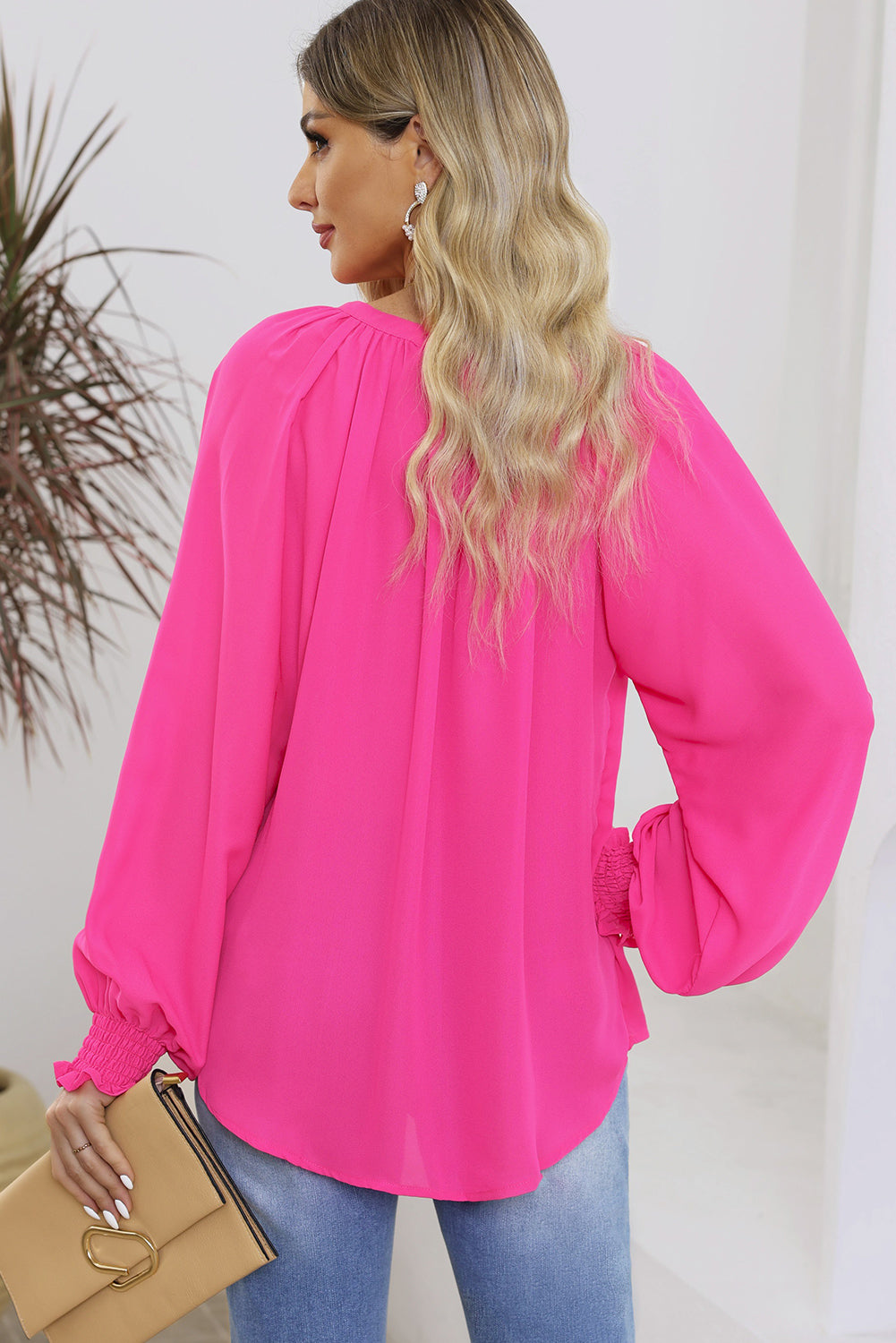 Blusa con escote en V, mangas abullonadas y plisada en rosa