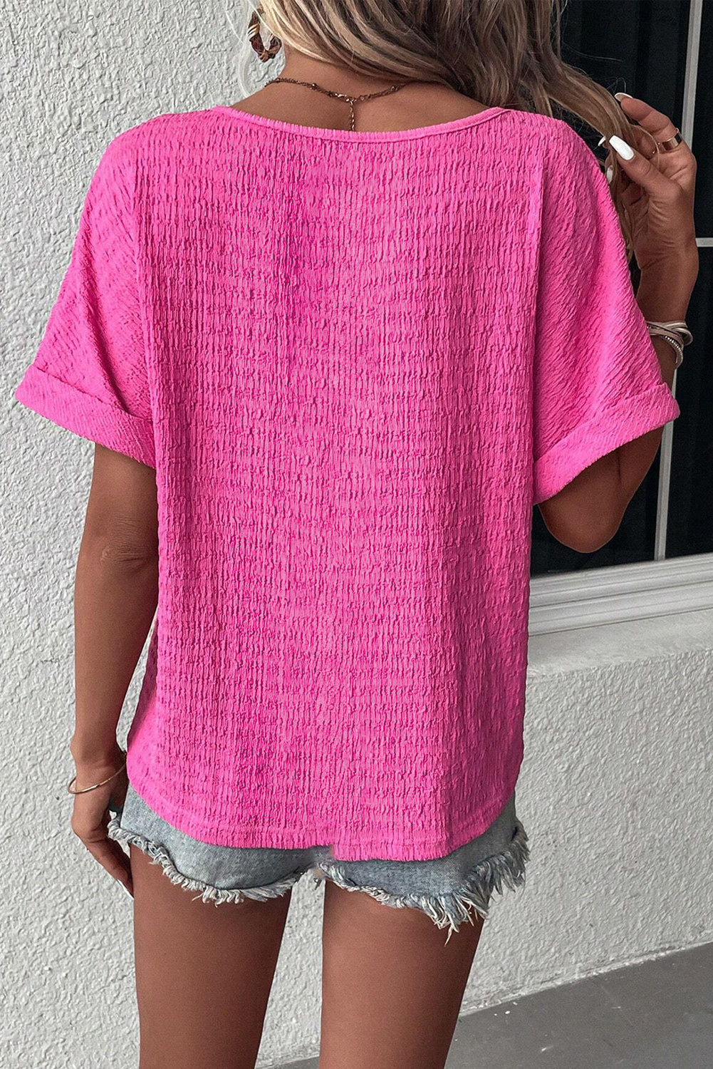 Blusa de talla grande con escote en V y mangas murciélago con textura en color rosa brillante