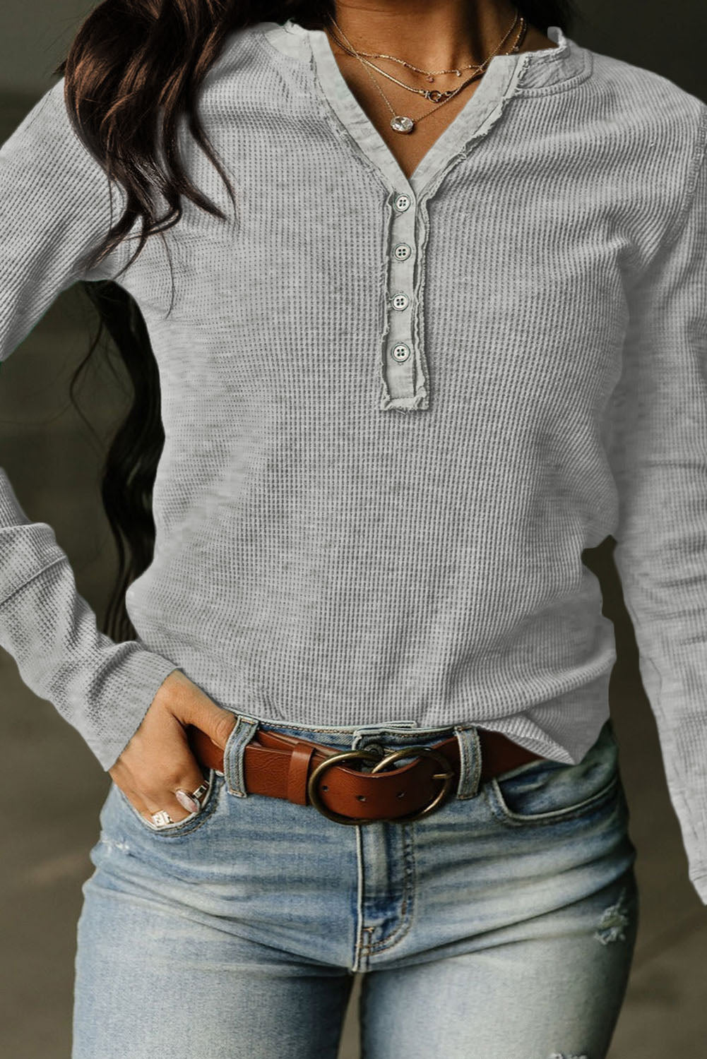 Camisa henley de manga larga con tejido gofre en color gris liso