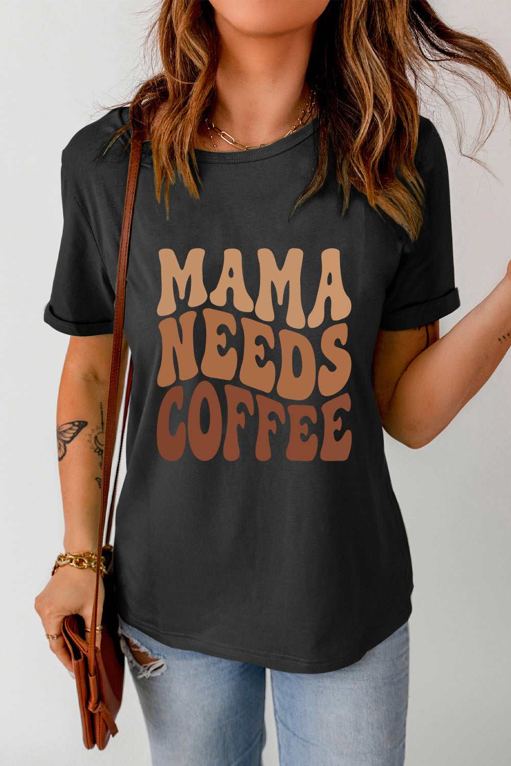 Camiseta gráfica negra MAMA NEEDS COFFEE